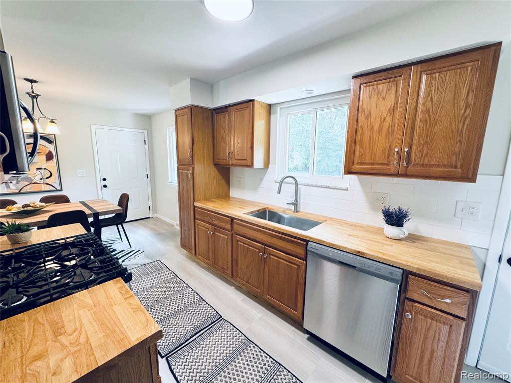 4880 Forest Avenue, Waterford, MI 48328 — Photo 11