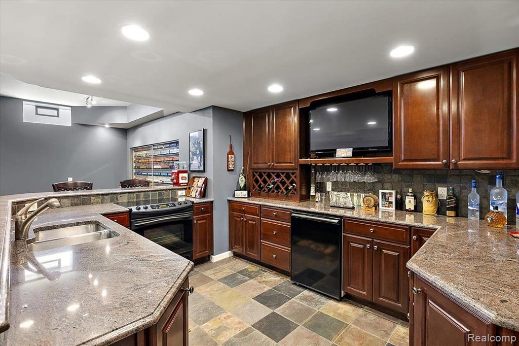 8449 S SHORE Drive, Clarkston, MI 48348 — Photo 45