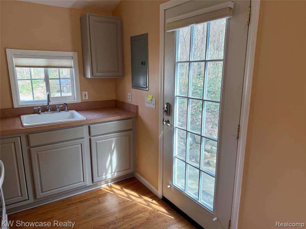 913 PEARSON Drive, Milford, MI 48381 — Photo 5