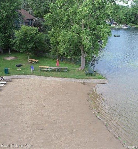 0000 Blue Jay Way, West Bloomfield, MI, 00000