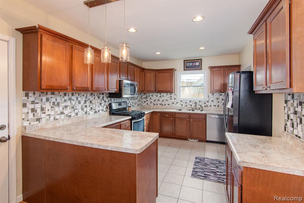 611 PLUM Street, Wyandotte, MI 48192 — Photo 10