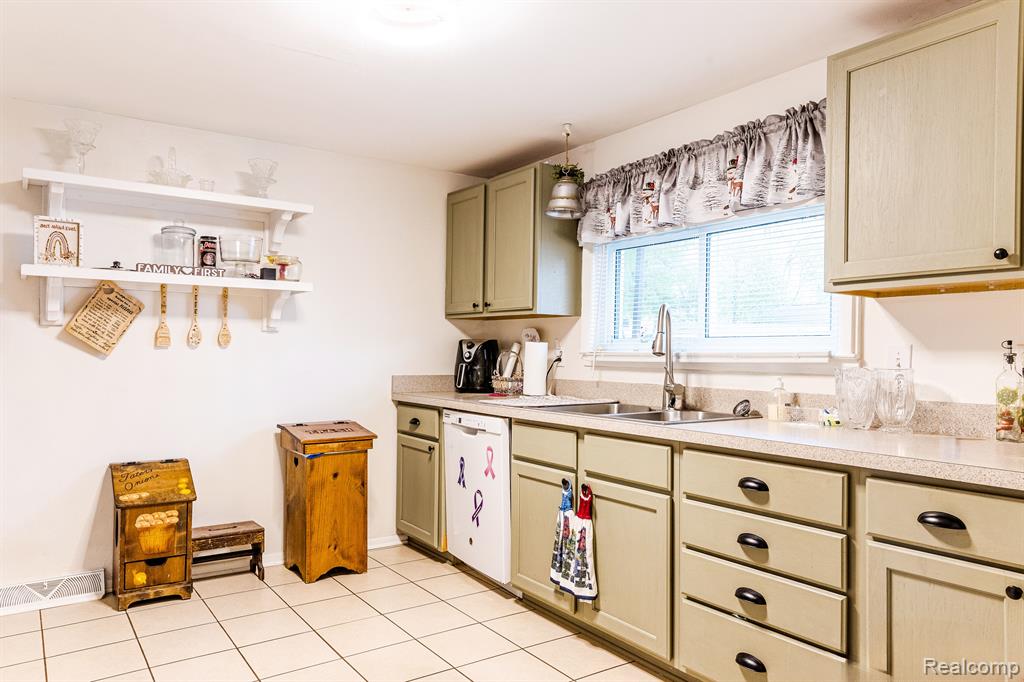 5037 1ST Street, Swartz Creek, MI 48473 — Photo 4