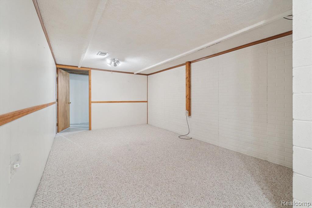 9400 ENGLISHMAN Drive, Fenton, MI 48430 — Photo 30