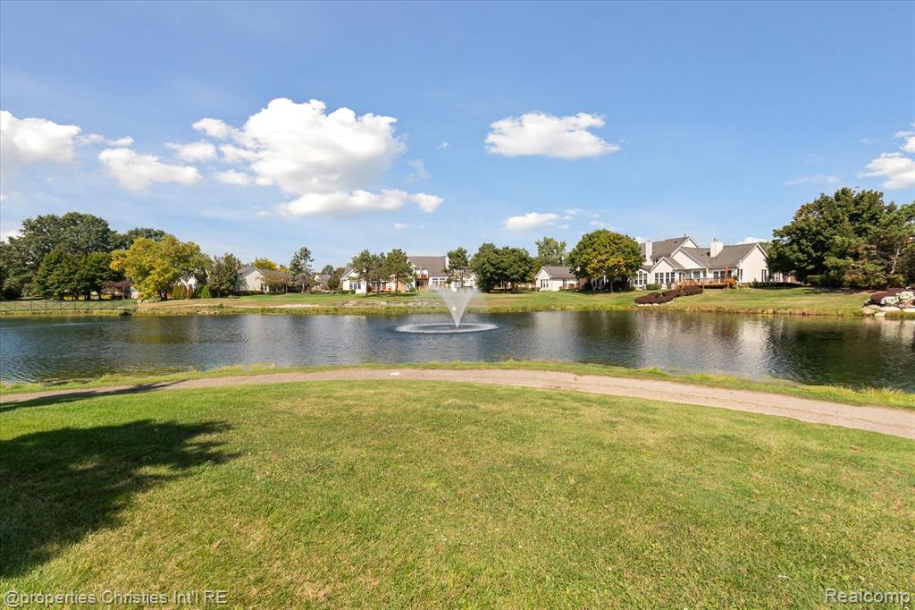 39510 Edgewater Drive, 100, Northville, MI 48168 — Photo 45