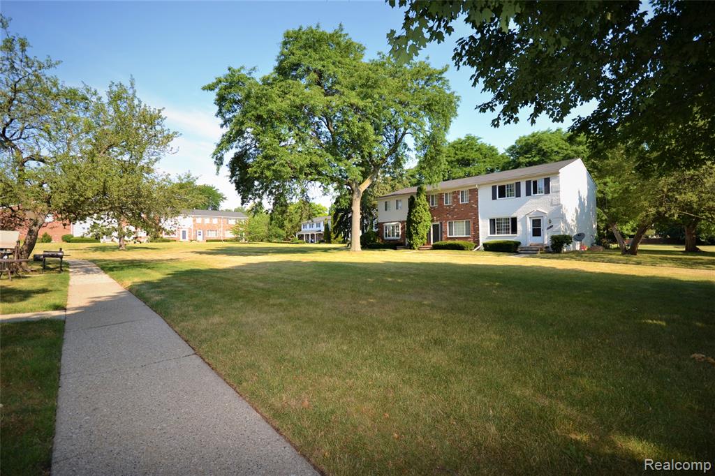 559 Fox Hills Drive N, Bloomfield Hills, MI 48304 — Photo 19