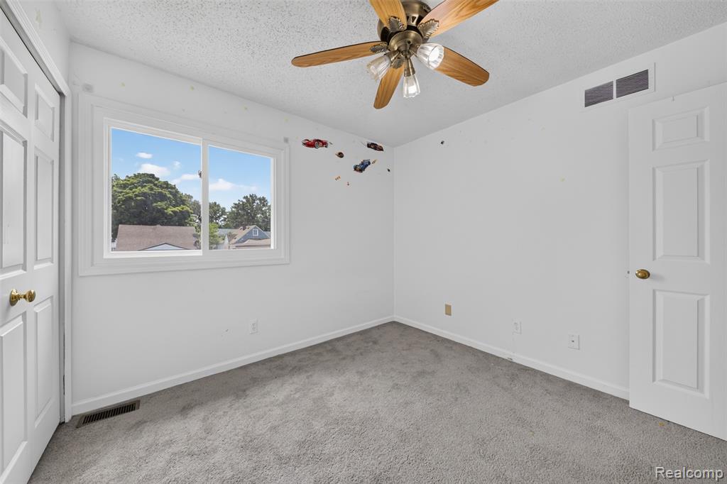 20471 Hollywood Street, Harper Woods, MI 48225 — Photo 30