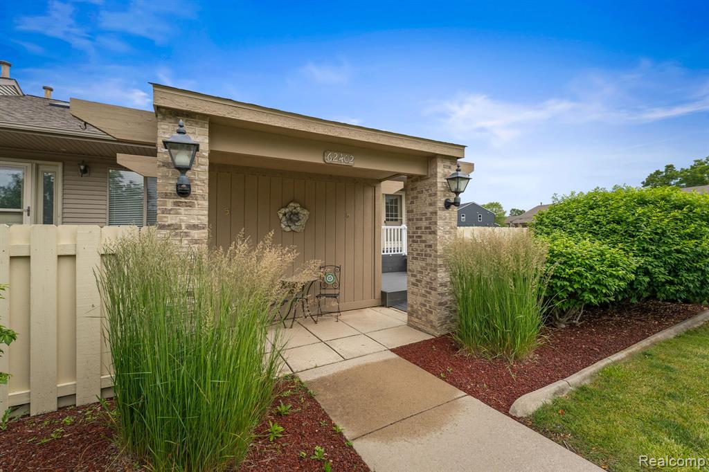 62402 Raleigh Court, 6, South Lyon, MI 48178 — Photo 2