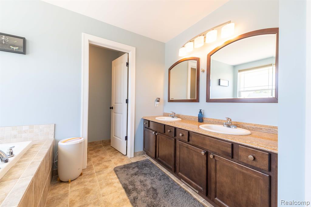 299 NAPA VALLEY Drive, Milford, MI 48381 — Photo 30