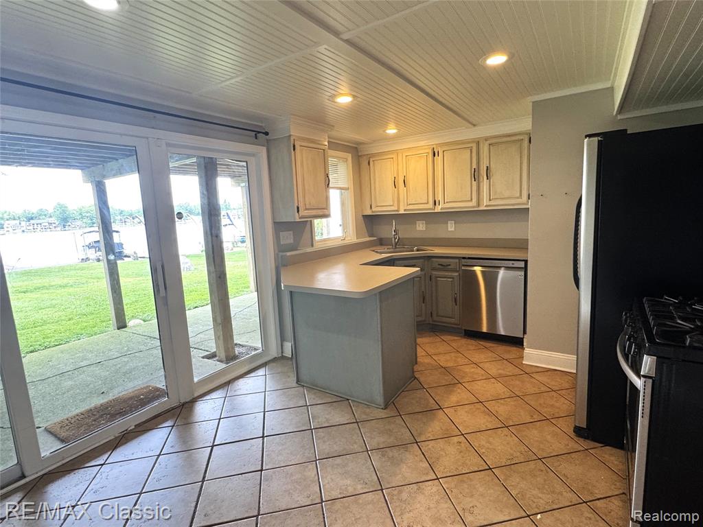 1508 LAKEVIEW Drive, Wolverine Lake, MI 48390 — Photo 12