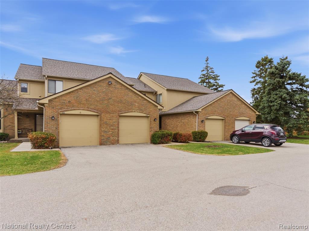 614 Tennyson, Rochester Hills, MI 48307 — front exterior