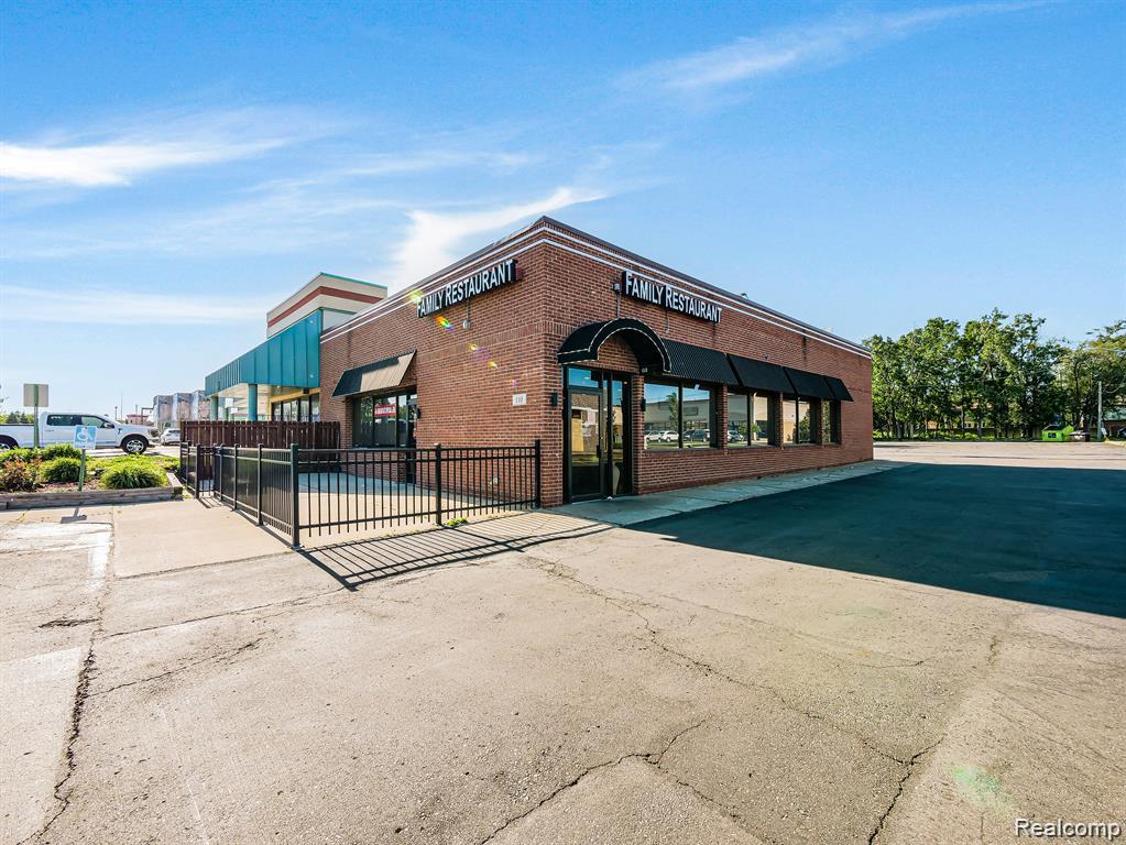 110 W Maple Road Road, Troy, MI 48084