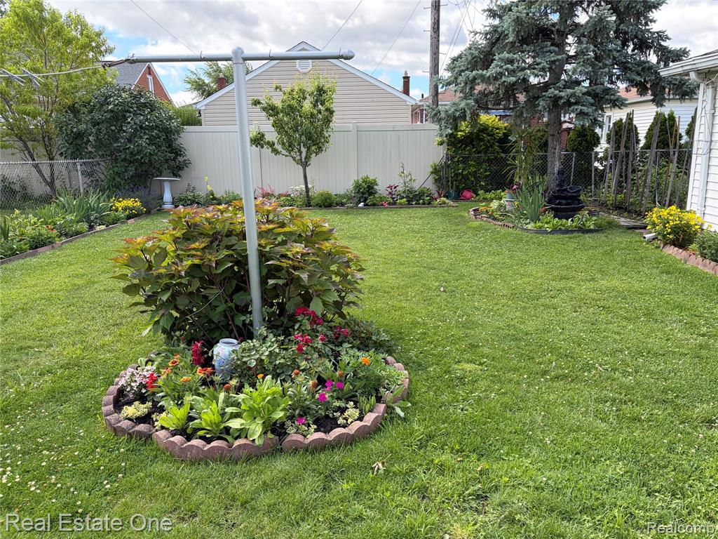 8318 Stanley Drive, Warren, MI 48093 — Photo 21