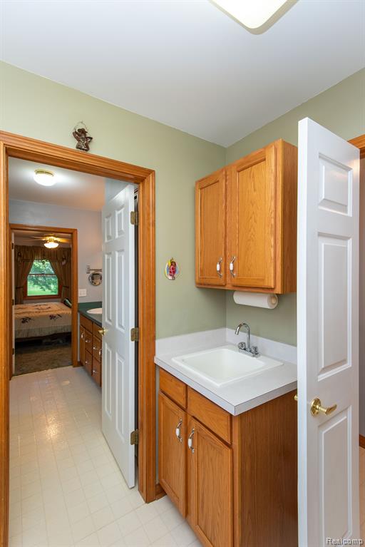 906 VILLAGE Drive, Davison, MI 48423 — Photo 35
