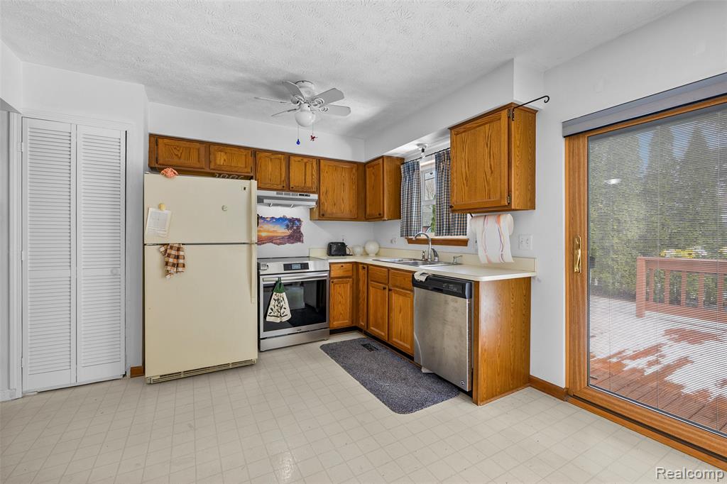 3778 Ponchartrain Drive, Pinckney, MI 48169 — Photo 14