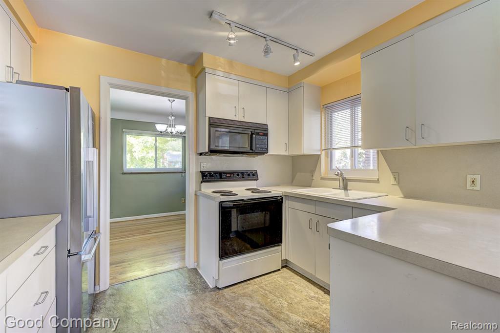 31160 E Rutland Street, Beverly Hills, MI 48025 — Photo 14