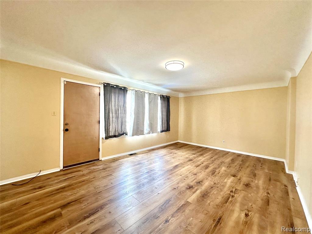 6644 Cronin Drive, Dearborn Heights, MI 48127 — Photo 4
