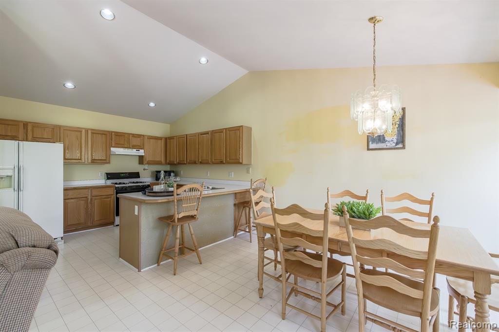 4304 W Pointe Drive, Waterford, MI 48329 — Photo 8