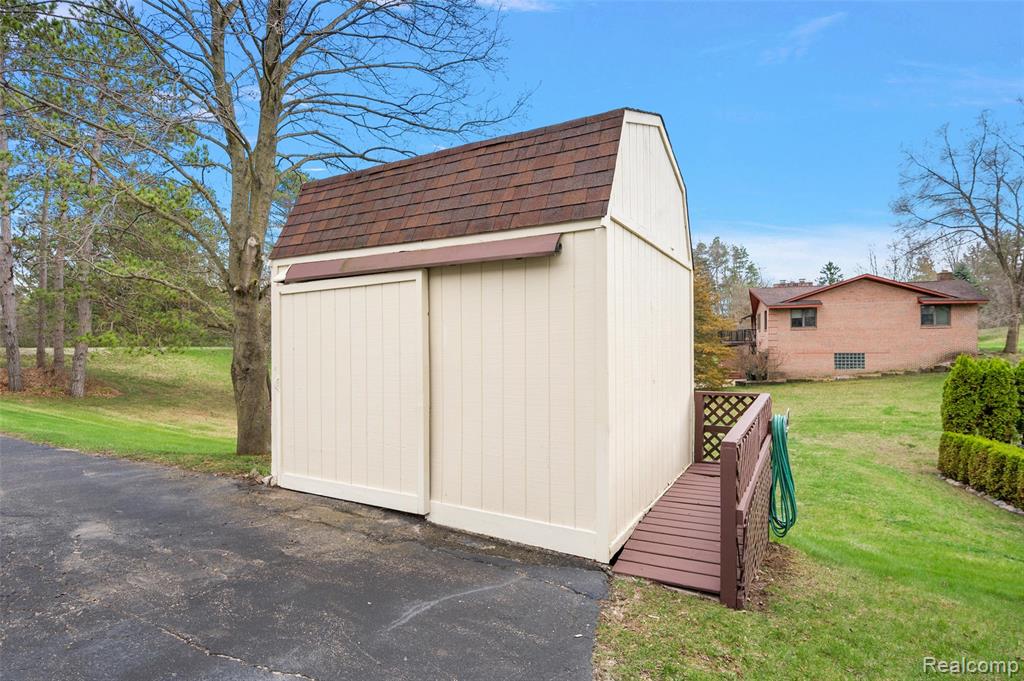 125 Cayuga Road, Lake Orion, MI 48362 — Photo 35