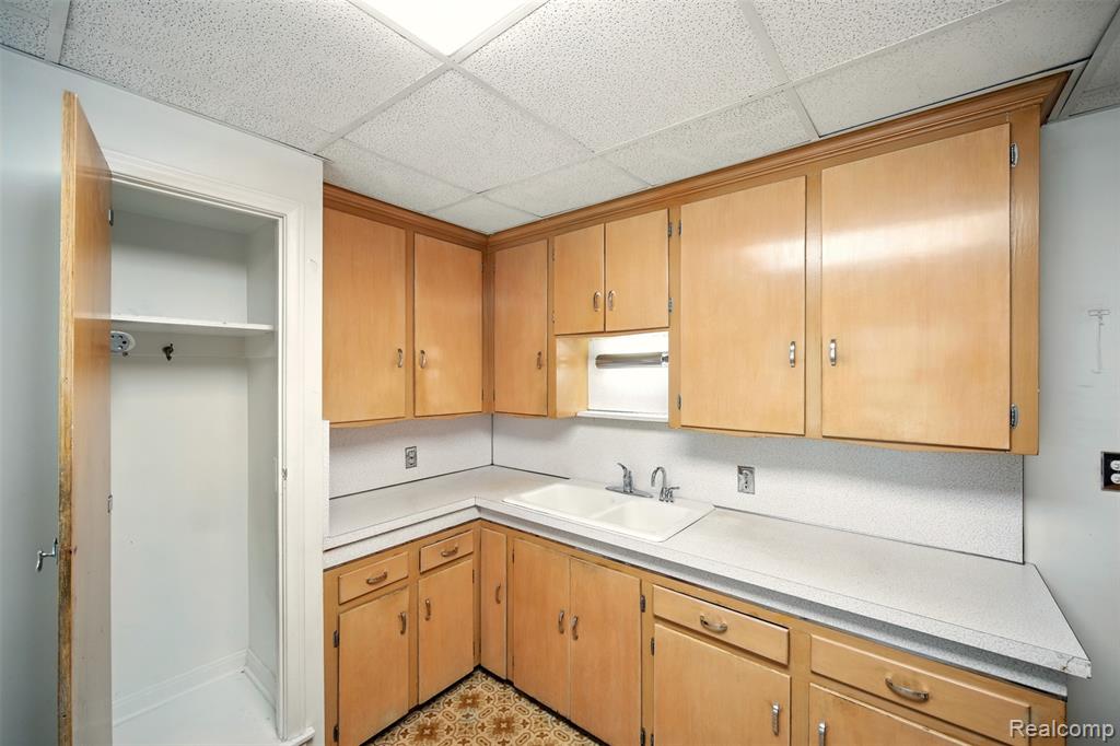 826 Shoreham Road, Grosse Pointe Woods, MI 48236 — Photo 12