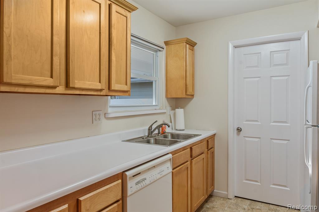 39727 VILLAGE WOOD Lane, Novi, MI — Photo 12