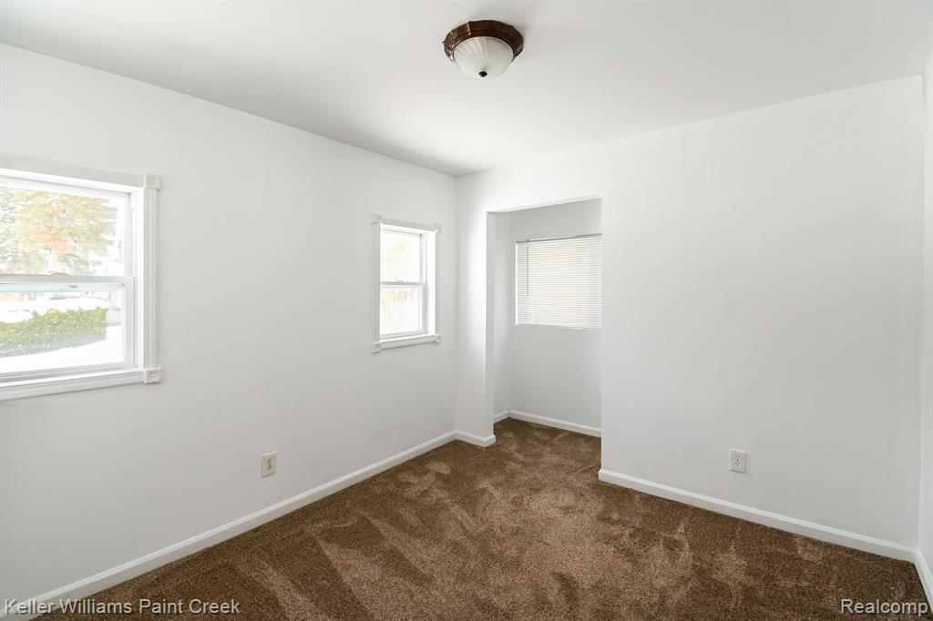 635 JOSLYN Road, Lake Orion, MI 48362 — Photo 20