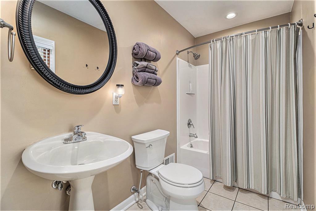 6391 Rowley Boulevard, Waterford, MI 48329 — Photo 12