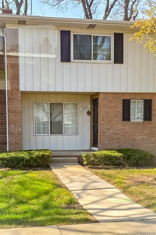 19942 Vernier Road, Harper Woods, MI 48225