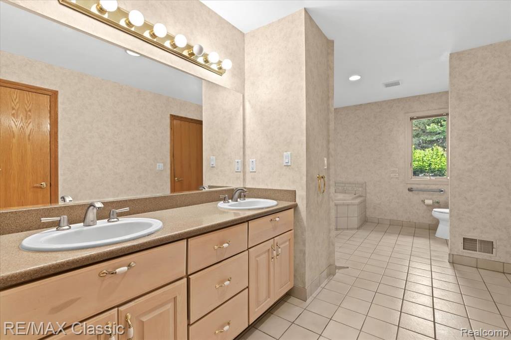 4160 Rolling Pines Court, Commerce Twp, MI 48382 — Photo 33