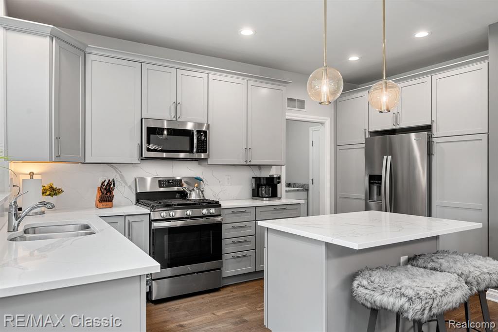 42456 GATEWAY Drive, Plymouth, MI 48170 — Photo 13