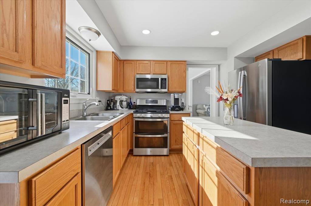 44569 GREENBRIAR Court, Belleville, MI 48111 — Photo 17
