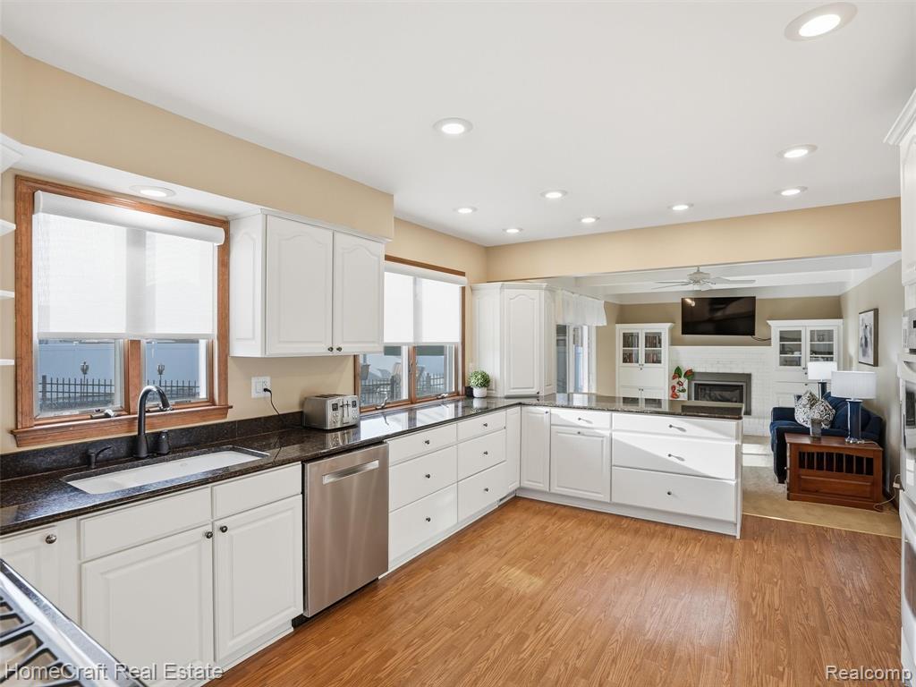 404 KINGS Way, Canton, MI 48188 — Photo 13