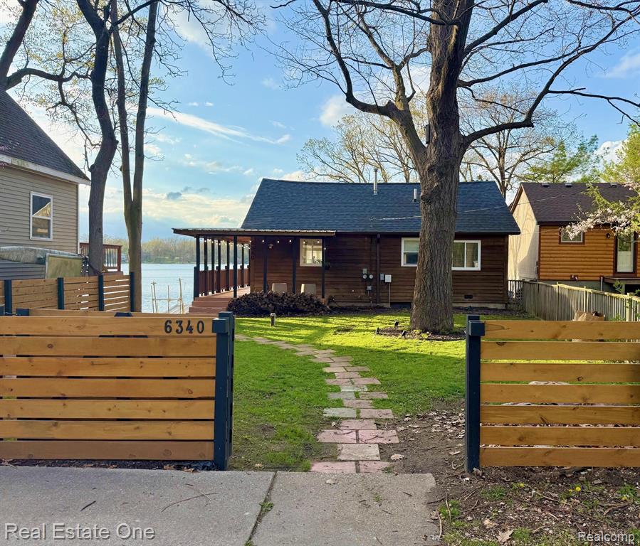 6340 SPORNY Drive, Brighton, MI 48116 — Photo 2
