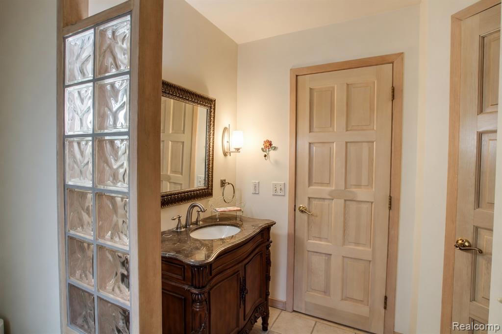 1305 Kings Pointe Road, Grand Blanc, MI 48439 — Photo 54