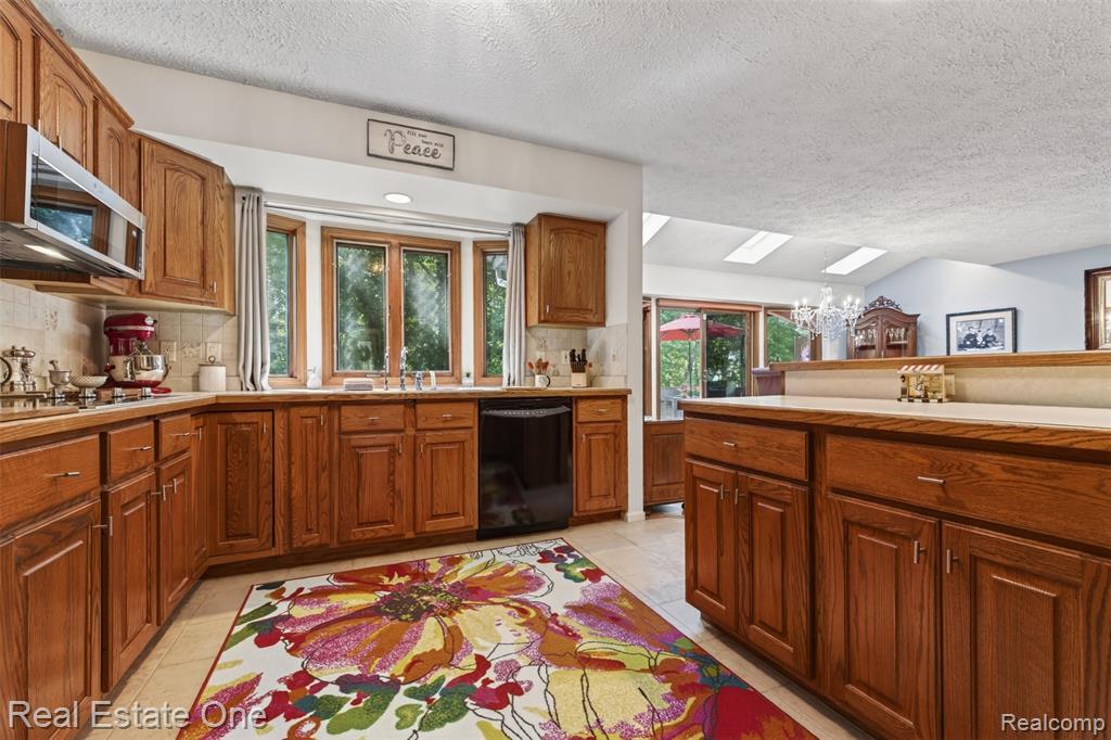 6586 Scenic Pines Court, 43, Clarkston, MI — Photo 24