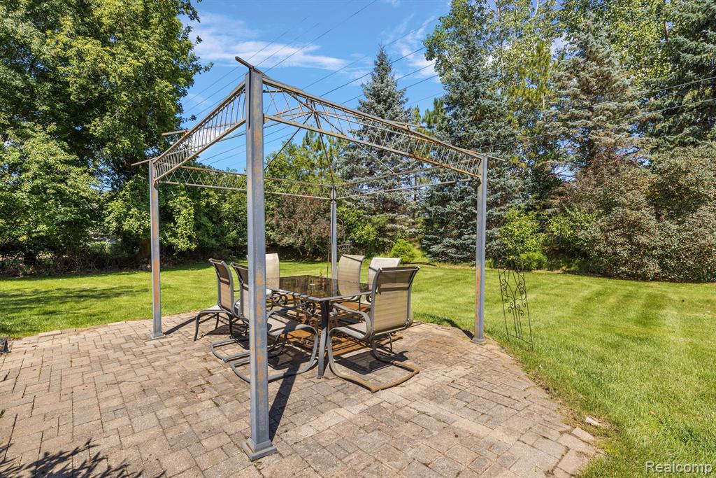 10161 LONGFORD Drive, South Lyon, MI 48178 — Photo 65