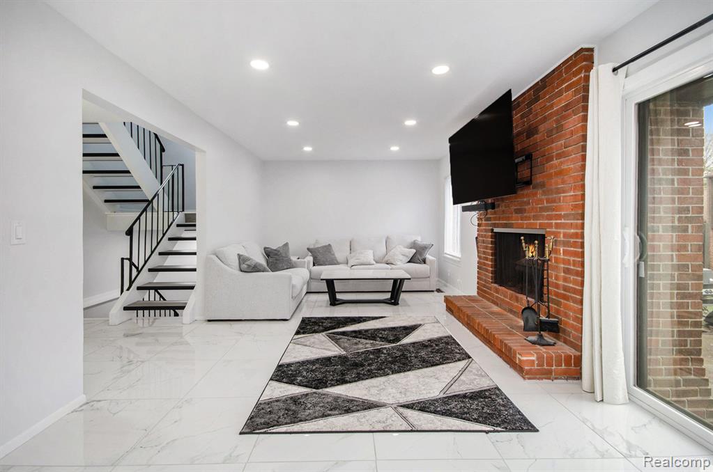 3045 Lindenwood Drive, Dearborn, MI 48120 — Photo 3