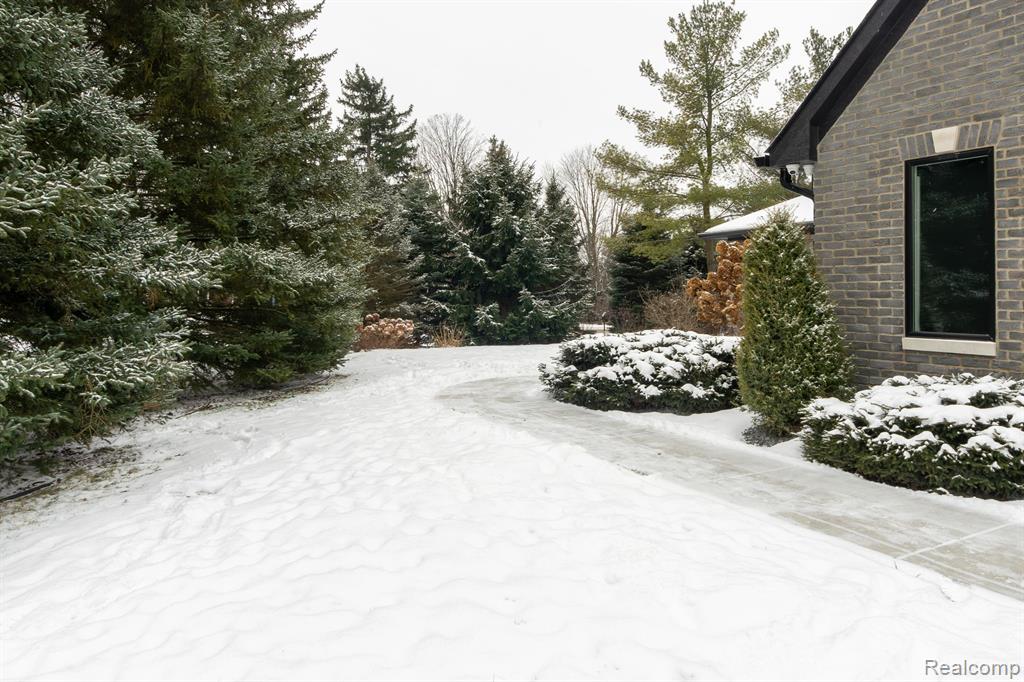 8484 SADDLEWOOD Drive, Brighton, MI 48116 — Photo 38