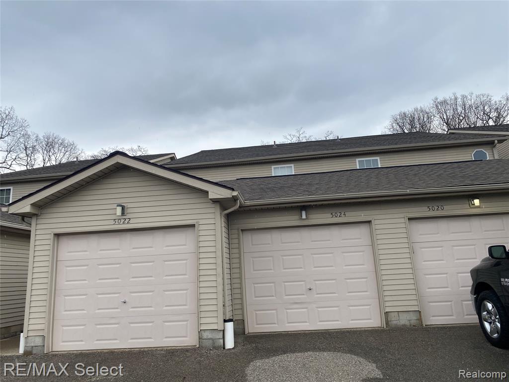 5024 Harbor Oak Drive, Waterford, MI 48329 — front exterior