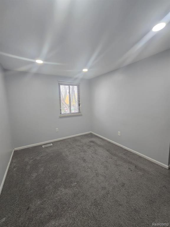8410 HICKORY DR Drive, Sterling Heights, MI 48312 — Photo 13