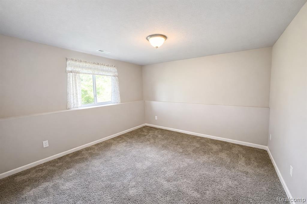 10450 Schrier Lane, Portage, MI 49024 — Photo 12