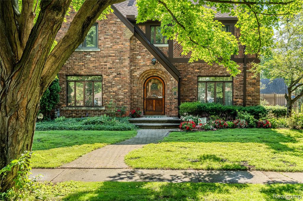 16580 Westmoreland Road, Detroit, MI 48219