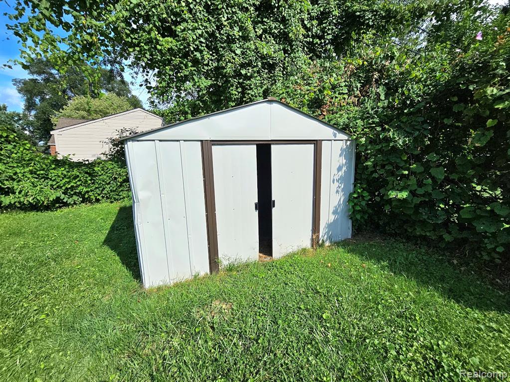 9994 Deering Street, Livonia, MI 48150 — Photo 38