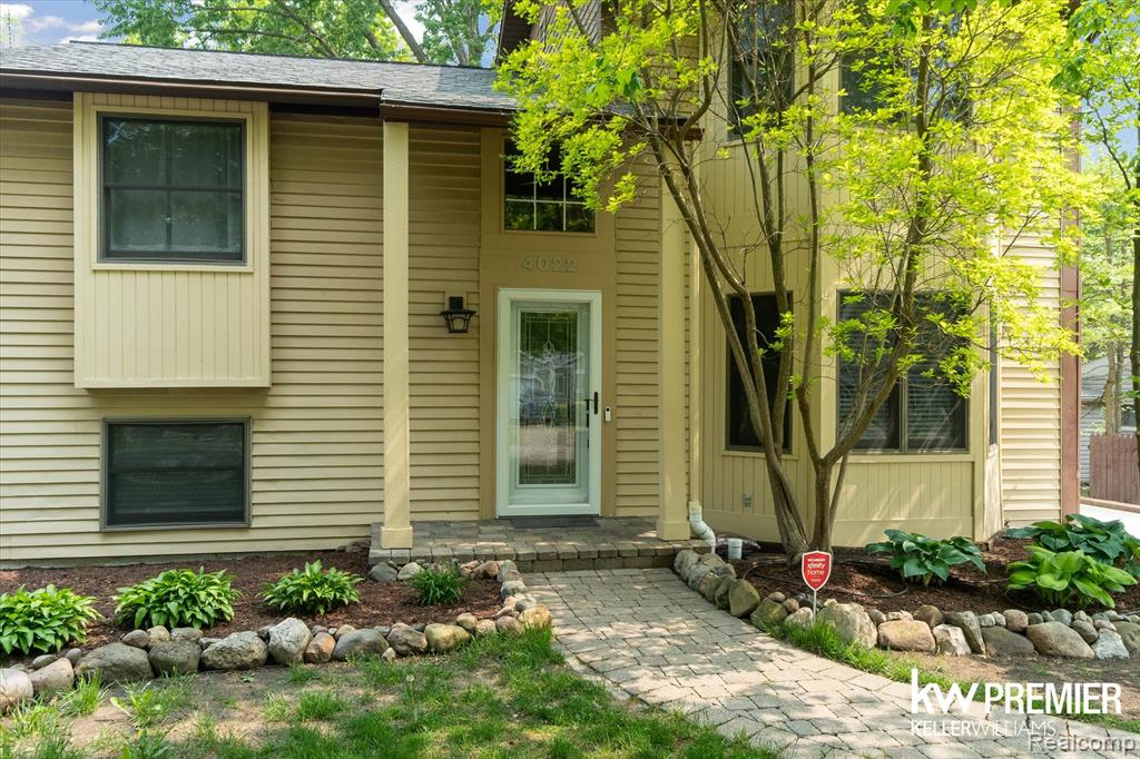 4022 Hazelett Drive, Waterford, MI 48328 — Photo 2