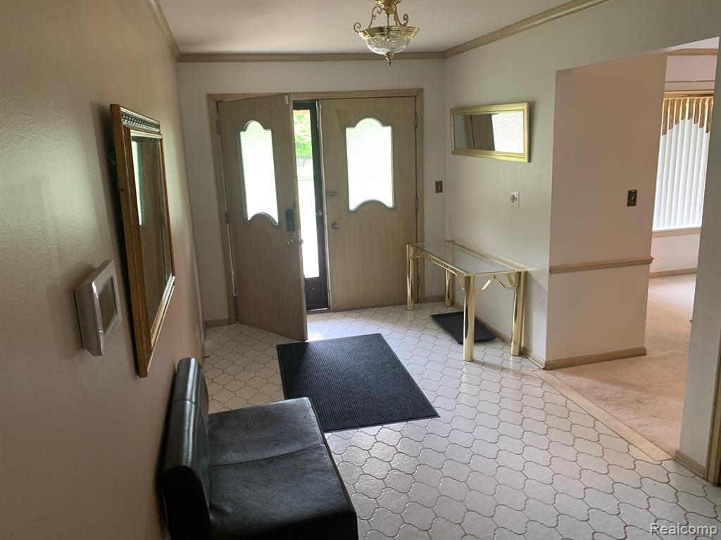 5018 LAKE BLUFF Road, West Bloomfield, MI 48323 — Photo 3