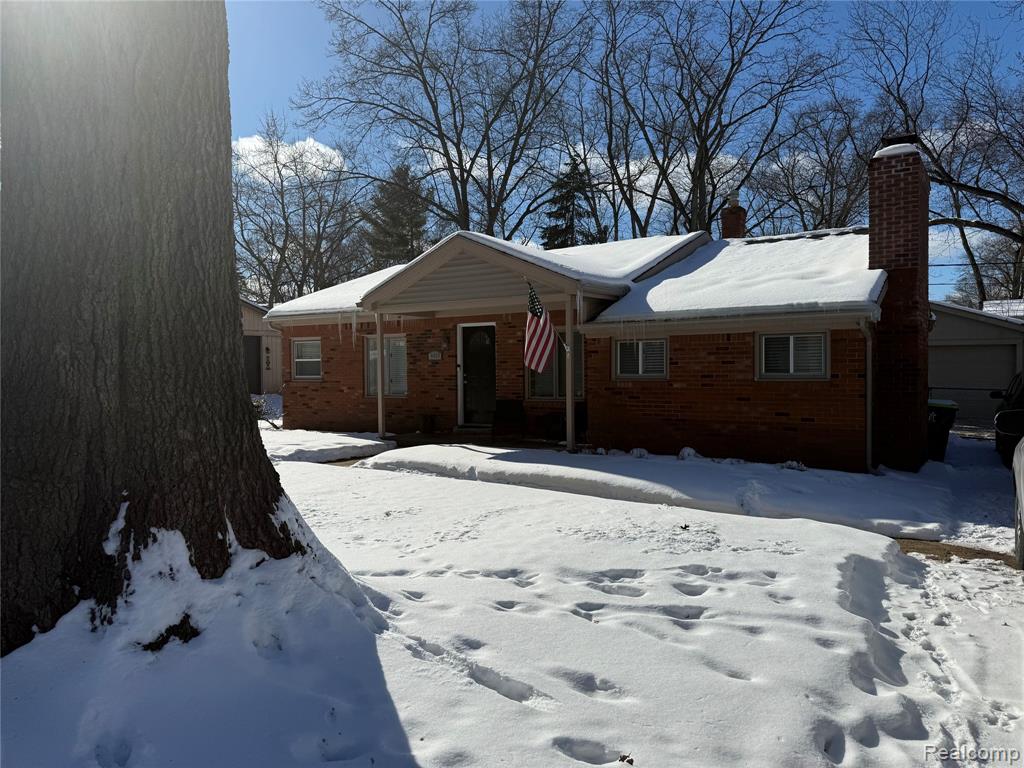 4430 Green Lake Road, West Bloomfield, MI 48323 — front exterior