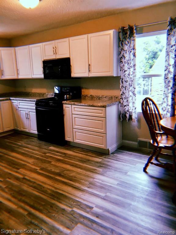 8310 BADGER Street, Detroit, MI 48213 — Photo 9