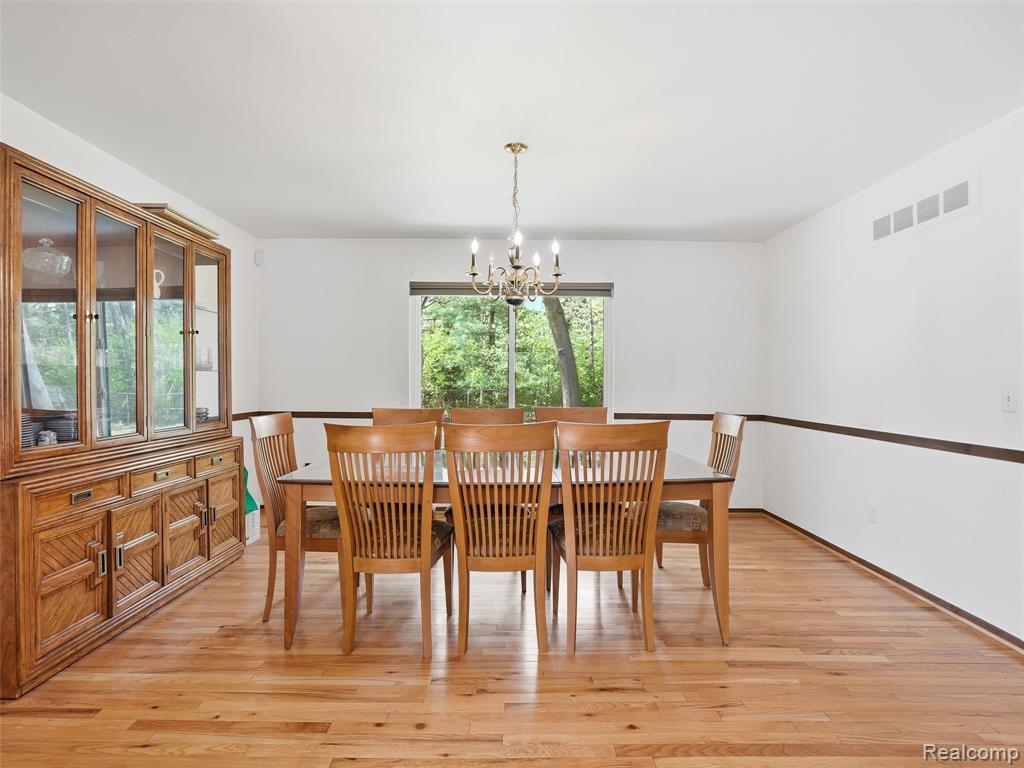 5800 Naneva Court, West Bloomfield, MI — Photo 8
