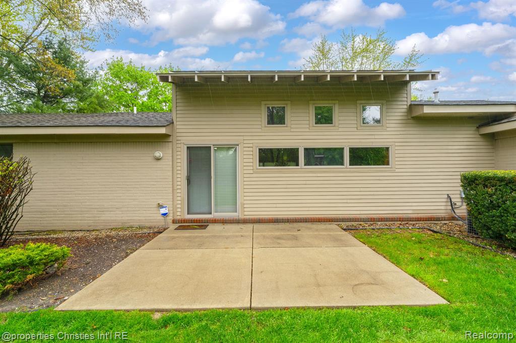 561 Yorkton Lane, Bloomfield Hills, MI 48304 — Photo 47