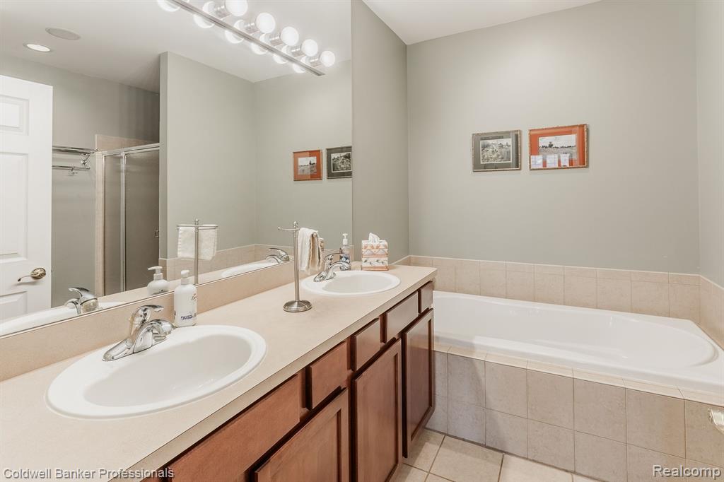 26270 VALHALLA Drive, Farmington Hills, MI 48331 — Photo 23