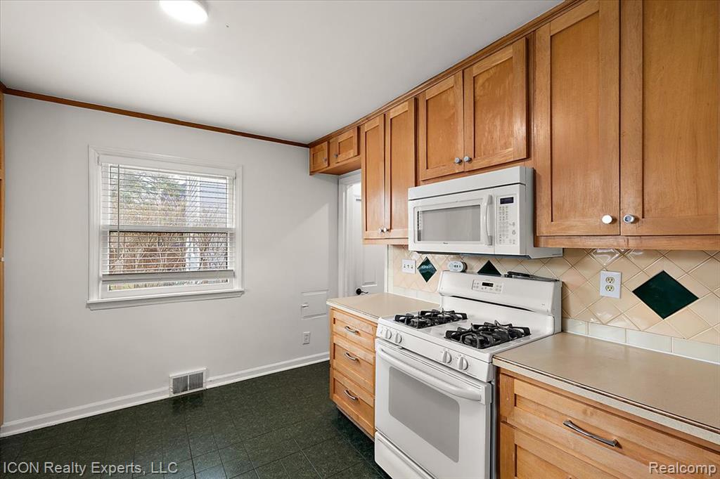 176 Chippewa Road, Pontiac, MI 48341 — Photo 21